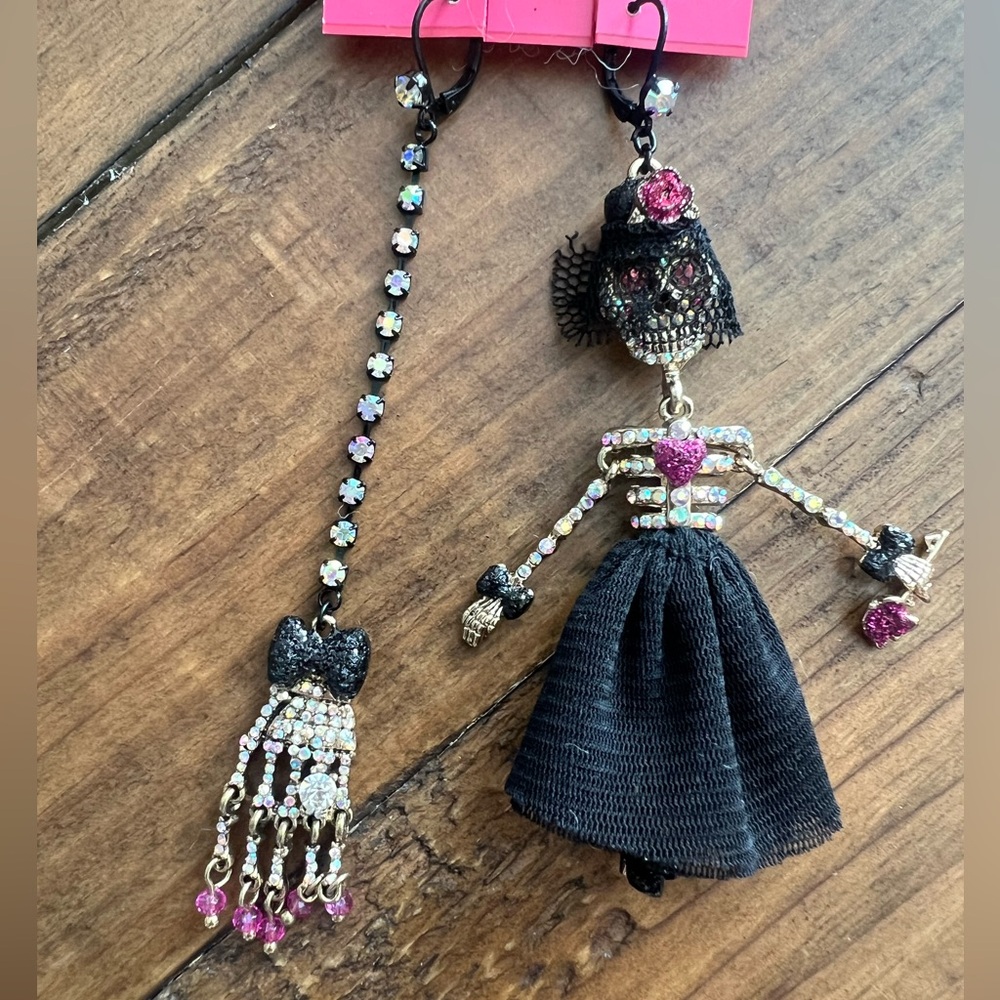 Betsey Johnson Creepshow Skeleton Bride Mourning Skull Hand Mismatch Earrings